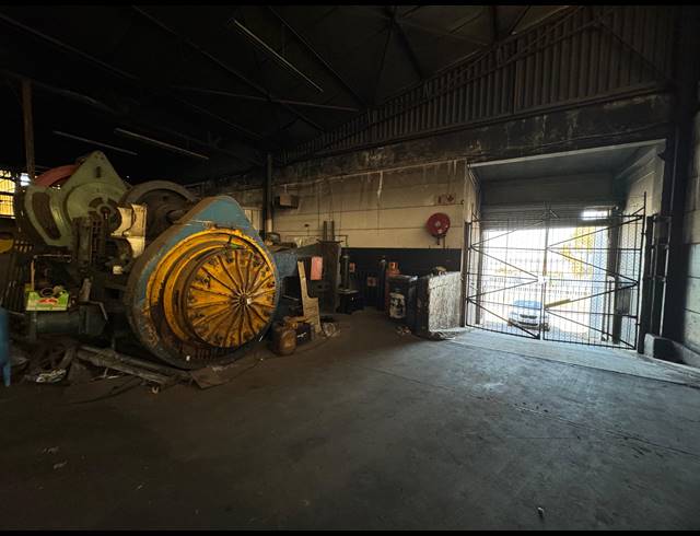 1,800M² WAREHOUSE FOR SALE IN INDUSTRIA NORTH